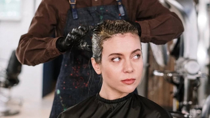 Cómo quitar manchas de tinte para cabello de la piel y la ropa fácilmente