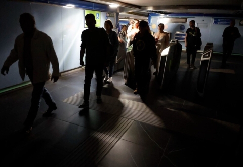 Apagón masivo en España y Portugal provoca caos en el transporte público