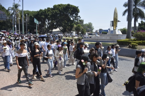 Universitarios marchan en silencio; exigen justicia por Kimberly Joselin
