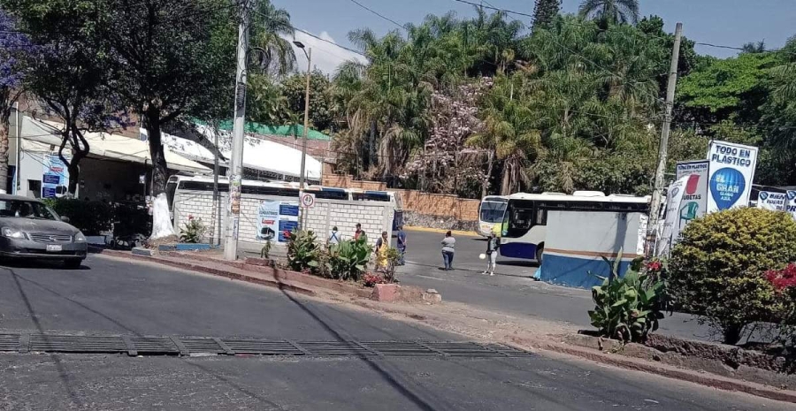 Ambulantes cerraron terminal de autobuses