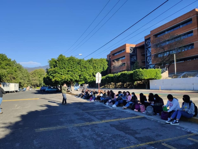 Exigen la entrega de edificio de Facultad de Arquitectura