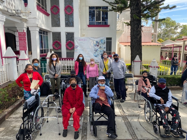 DIF Cuernavaca entrega aparatos funcionales a adultos mayores y personas con discapacidad