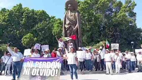 Ciudadanos de diversos sectores sociales participaron en la movilizaci&oacute;n, que concluy&oacute; frente al monumento a Emiliano Zapata, en la plaza Revoluci&oacute;n del Sur. 