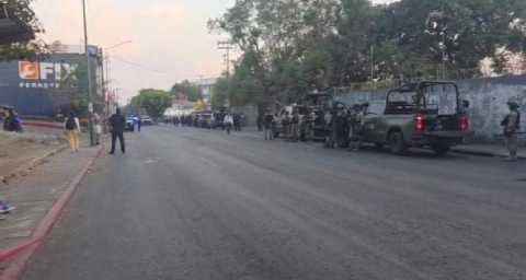 Para repeler las agresiones, uniformados realizaron disparos al aire.