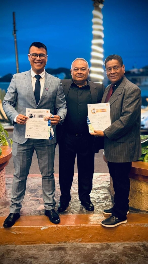 Rodolfo Calder&oacute;n (izquierda) y Roberto Rivas (derecha) fueron reconocidos por su trayectoria.