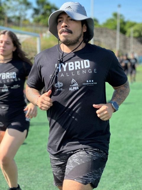 El Hybrid Challenge incluyó diversos ejercicios como carrera, empuje de trineo, burpees, acarreo de peso y trabajo con llantas.