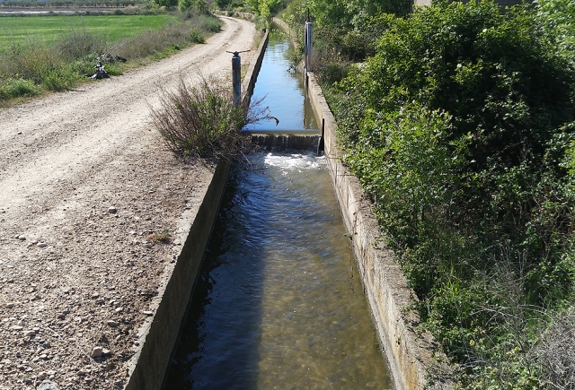 Encuentran un cadáver dentro de un canal de riego