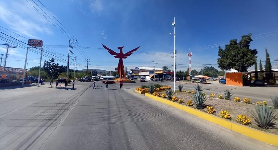 El trabajador y sus familiares cerraron el bulevar durante dos horas, hasta que los representantes legales acordaron realizar un convenio para pagar el próximo mes.