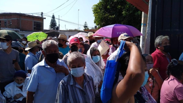 Cientos de adultos mayores se quedaron sin recibir el refuerzo en Jantetelco.