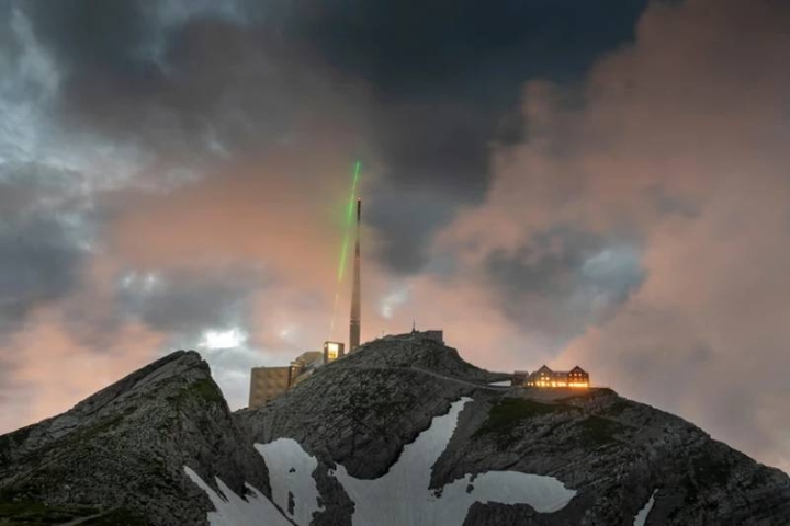 Científicos consiguen desviar rayos con un potente láser dirigido al cielo