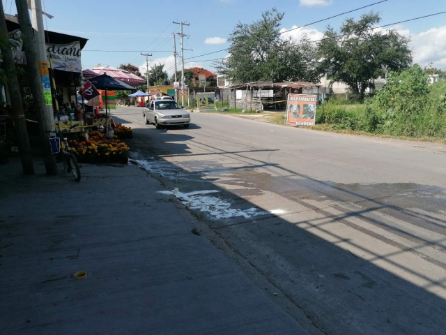 El hombre quedó sin vida a orillas de la carretera.