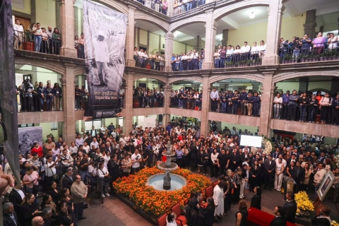 Margarita González Saravia, junto con servidores públicos, familiares y amigos, rindió un sentido homenaje a Juan Salgado Brito en el Palacio de Gobierno.  
