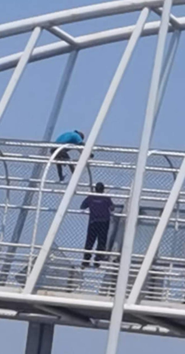 Un individuo se subió a la estructura del puente e intentaba arrojarse. 