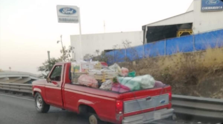 El vehículo causó daños a la vía de comunicación.