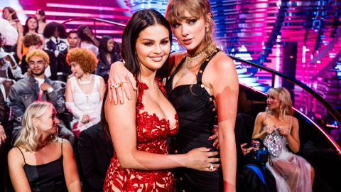 Taylor Swift se emociona hasta llorar al escuchar una canción de Selena Gomez