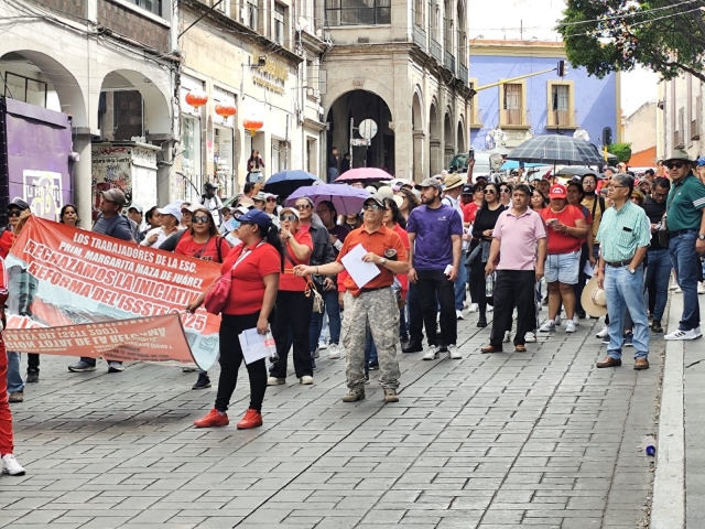 Marchan maestros en Cuernavaca