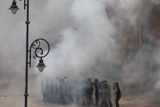 Normalistas de Ayotzinapa lanzan petardos en Palacio Nacional