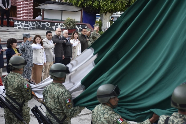 Preside gobernadora Margarita Gonz&aacute;lez Saravia honores a la Bandera Nacional en Tetela del Volc&aacute;n
