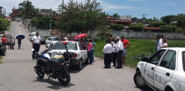 El taxi y la moto fueron llevados a un corralón.