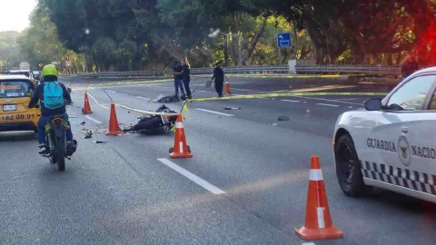 El finado quedó cerca la motocicleta que conducía.