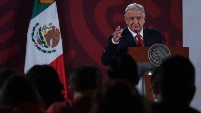 AMLO pide que Semarnat y Fonatur atiendan a famosos por críticas al Tren Maya