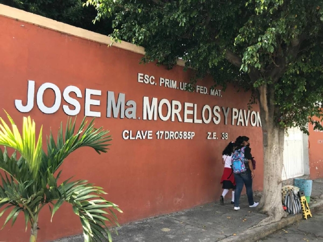  Varios padres de familia acudieron al plantel a recoger a sus hijos antes de la hora de salida.