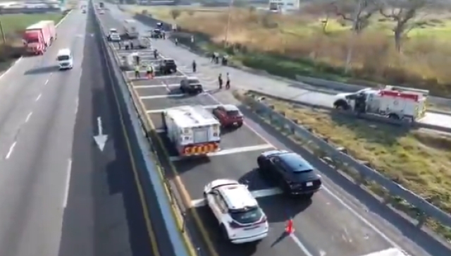 Vuelca veh&iacute;culo de transporte de gas L.P. sobre autopista M&eacute;xico-Cuernavaca, kil&oacute;metro 105