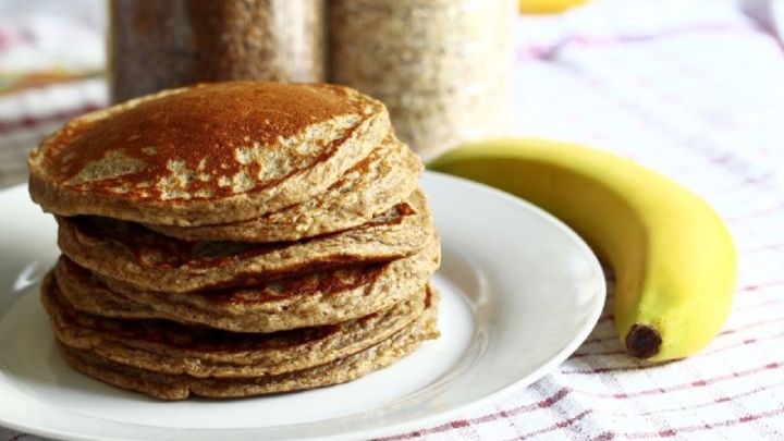 Prepara estos hot cakes de manzana y plátano para un desayuno saludable y lleno de fibra