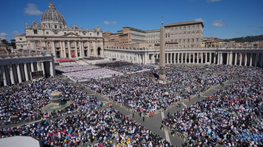 Multitud despide al papa Francisco en emotivo cortejo por las calles de Roma