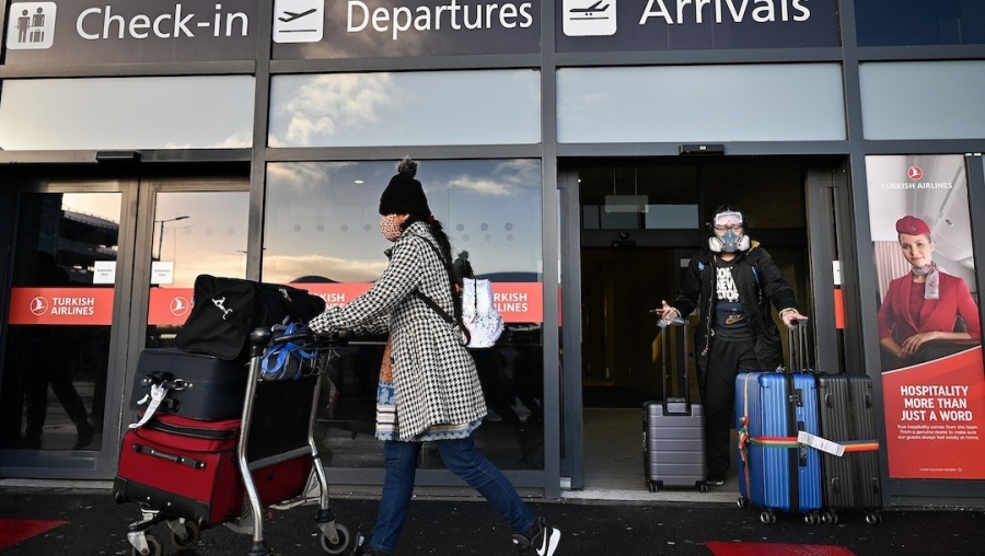 Reino Unido multará a quien salga de vacaciones.