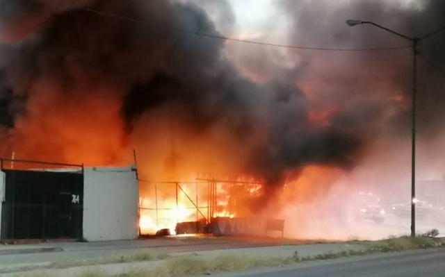 Queman simultáneamente 5 yonkes en Ciudad Juárez