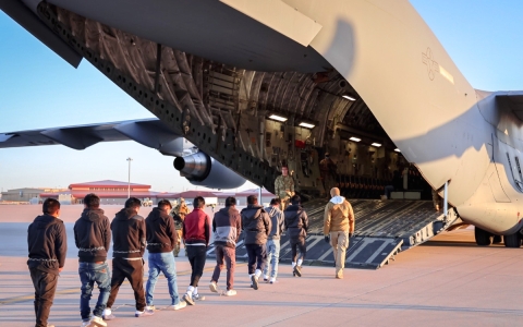 Estados Unidos usa aviones militares para deportar migrantes