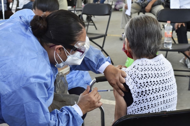 Adultos mayores de Jiutepec recibieron el biológico chino Sinovac. 