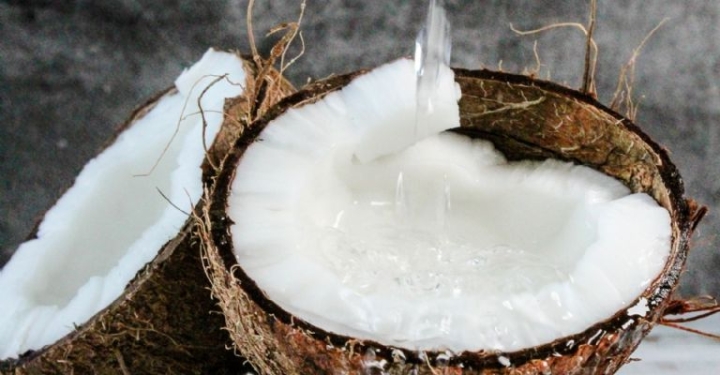 Exfoliante casero de aceite de coco y linaza para hidratar manos secas