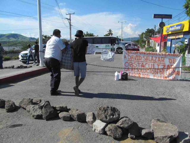 Ya son seis días de bloqueo en Santa Rosa Treinta. El ayudante municipal aseguró que están analizando si abren o no el camino antes de tener una solución.