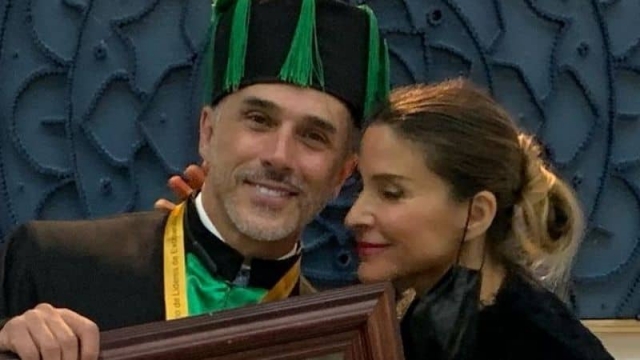 Sergio Mayer presume que recibió doctorado &quot;Honoris Causa&quot;.