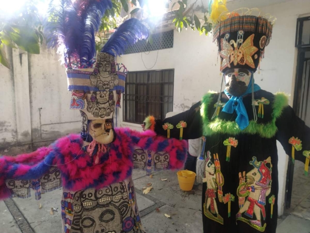 Las diferentes comparsas desempolvaron sus trajes para dar rienda suelta a la alegría en el tradicional carnaval de Tlaltizapán, que este año recupera la normalidad.