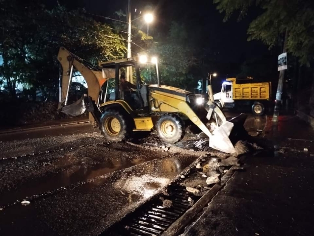 Apoya Secretaría de Desarrollo Urbano y Obras con maquinaria para liberar de piedras y material asfáltico en avenida Universidad