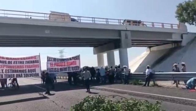 Bloquean campesinos de Yautepec y Tlayacapan autopista La Pera-Cuautla