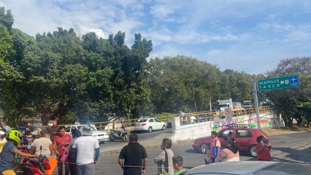 Se manifiestan vecinos de la colonia Tlatepexco por la falta de agua potable