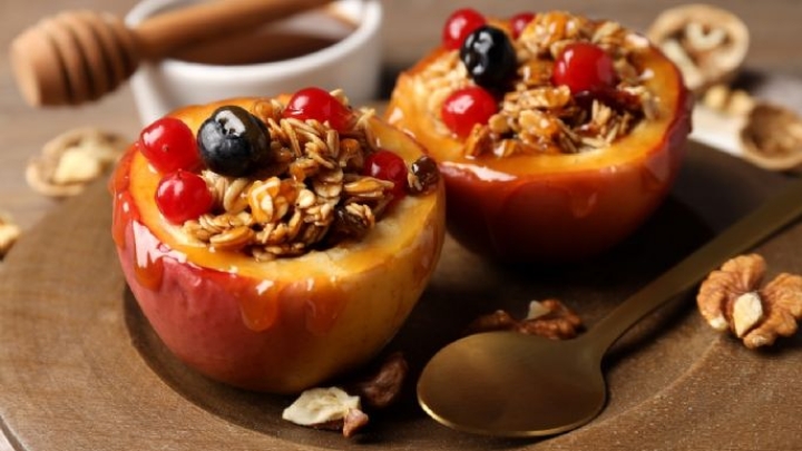 ¿Con antojo de un postre? Prepara esta receta de manzanas rellenas de avena y frutos secos