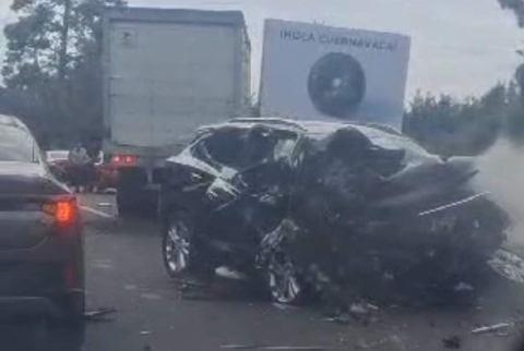 La camioneta resultó con severos daños.