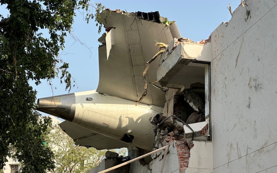 Avión impacta residencia estudiantil en India; hay varios fallecidos