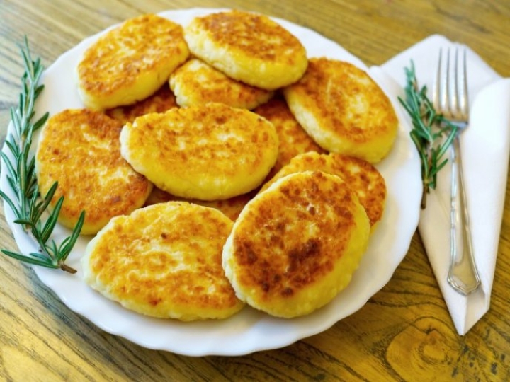 Prepara una rápidas y sencillas tortas de papa con queso, una opción ideal para la comida