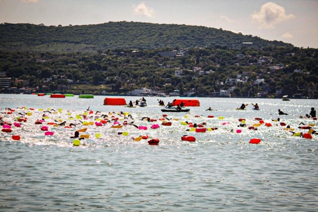 Más de mil nadadores participan en &#039;Cruce Teques 2023&#039;