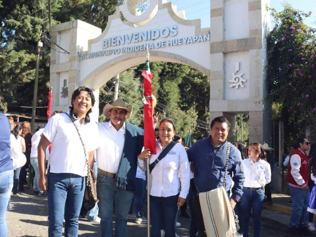 En la explanada principal, los asistentes disfrutaron de bailables tradicionales y m&uacute;sica.