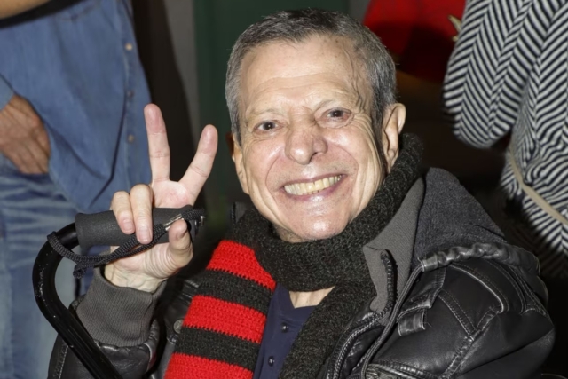 C&eacute;sar Bono reaparece con dos costillas rotas tras ca&iacute;da en su casa y contin&uacute;a trabajando en teatro