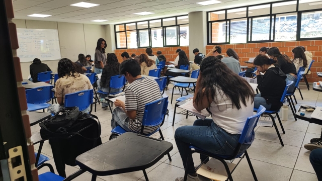 Acuden a realizar examen de admisión para nivel superior a la UAEM
