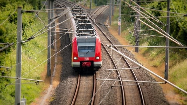 AMLO busca que Canadian Pacific Kansas City construya tren de pasajeros a Querétaro