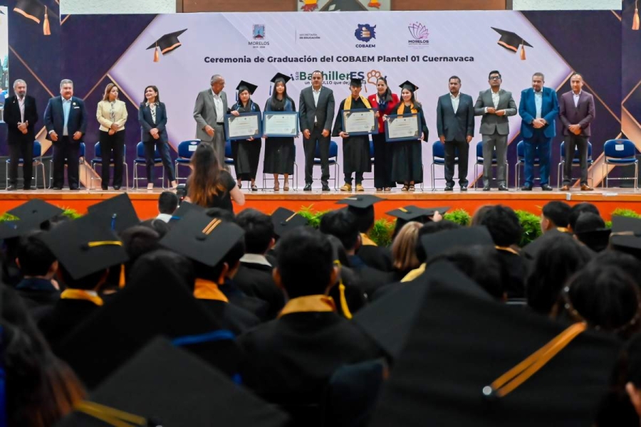 Acude Cuauhtémoc Blanco como invitado especial a ceremonia de graduación del Cobaem 01